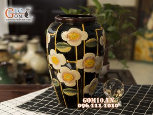 Lọ hoa men cổ dáng vò khắc hoa, chỉ vàng 29cm