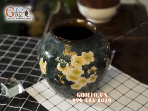 Lọ hoa men cổ dáng vò, khắc hoa mai 21cm