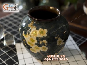 Lọ hoa men cổ dáng vò, khắc hoa mai 21cm