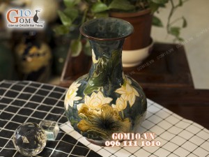 Lọ hoa men cổ dáng vò khắc hoa sen trắng 37cm