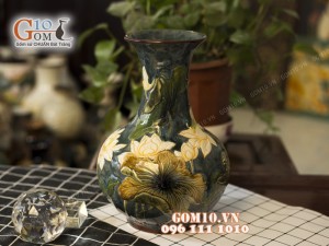 Lọ hoa men cổ dáng vò khắc hoa sen trắng 37cm
