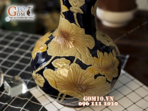 Lọ hoa men cổ dáng vò khắc hoa sen vàng, nền tím 37cm