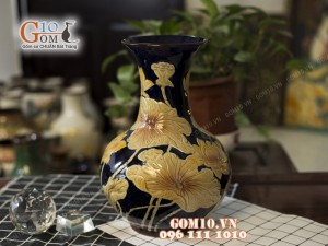 Lọ hoa men cổ dáng vò khắc hoa sen vàng, nền tím 37cm