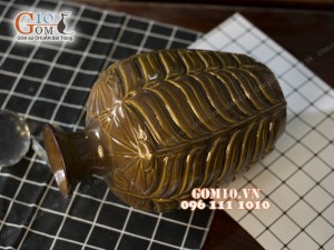 Lọ hoa men cổ khắc lá, nền vàng 31cm
