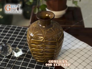 Lọ hoa men cổ khắc lá, nền vàng 31cm