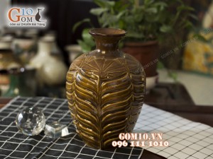Lọ hoa men cổ khắc lá, nền vàng 31cm