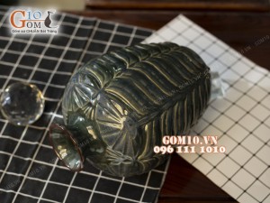 Lọ hoa men cổ khắc lá, nền xanh 31cm
