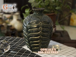 Lọ hoa men cổ khắc lá, nền xanh 31cm
