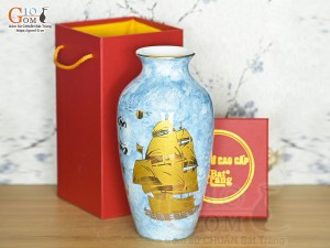 Lọ hoa men đá dáng chân thon màu xanh thiên thanh họa tiết Thuận Buồm Xuôi Gió, cao 28cm