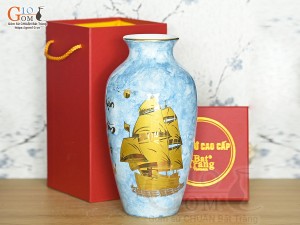 Lọ hoa men đá dáng chân thon màu xanh thiên thanh họa tiết Thuận Buồm Xuôi Gió, cao 28cm