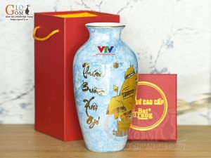 Lọ hoa men đá dáng chân thon màu xanh thiên thanh họa tiết Thuận Buồm Xuôi Gió in logo VTV, cao 28cm