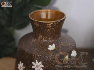 Lọ hoa men gốm dáng đầm đắp hoa cúc hoạ mi, cao 19cm