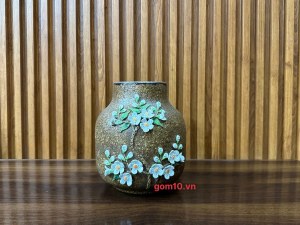 Lọ hoa men gốm dáng vò cổ nhỏ đắp hoa mai trắng, cao 20cm
