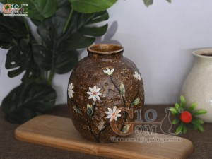 Lọ hoa men gốm dáng vò đắp hoa cúc hoạ mi, 18cm