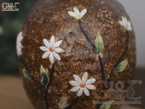 Lọ hoa men gốm dáng vò đắp hoa cúc hoạ mi, 18cm