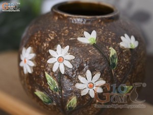 Lọ hoa men gốm dáng vò thấp đắp hoa cúc hoạ mi, cao 12cm