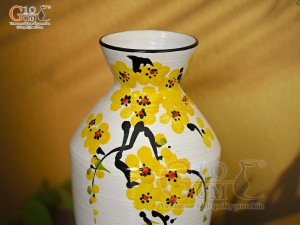 Lọ hoa men kem dáng cổ thắt chân thon vẽ hoa Mai vàng, cao 28cm