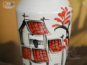 Lọ hoa men kem dáng cổ thắt chân thon vẽ Phố Cổ, cao 28cm