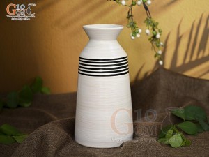 Lọ hoa men kem dáng cổ thắt vẽ kẻ sóng, cao 28cm