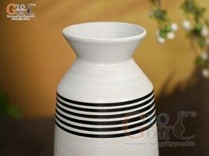 Lọ hoa men kem dáng cổ thắt vẽ kẻ sóng, cao 28cm