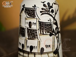 Lọ hoa men kem dáng cổ thắt vẽ Phố Cổ nâu, cao 28cm