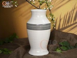 Lọ hoa men kem dáng gầy vẽ kẻ sóng, cao 26cm