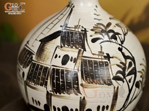 Lọ hoa men kem dáng hút lộc vẽ Phố Cổ nâu, cao 24cm