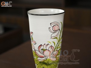 Lọ hoa men kem dáng ly cúp vẽ hoa Sen, cao 33cm