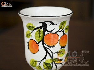 Lọ hoa men kem dáng ly thấp vẽ cành hồng, cao 25cm