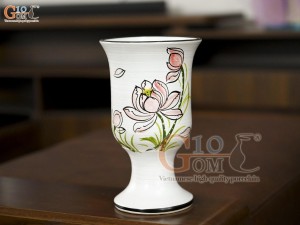 Lọ hoa men kem dáng ly thấp vẽ hoa Sen, cao 25cm