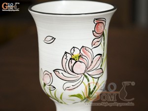 Lọ hoa men kem dáng ly thấp vẽ hoa Sen, cao 25cm