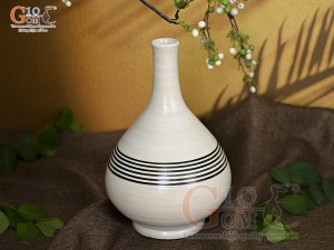 Lọ hoa men kem dáng miệng nhỏ vẽ kẻ sóng, cao 26cm