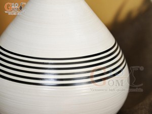 Lọ hoa men kem dáng miệng nhỏ vẽ kẻ sóng, cao 26cm