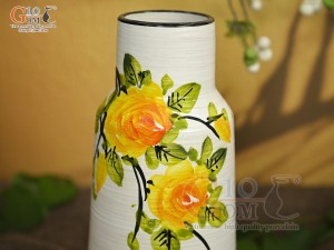 Lọ hoa men kem dáng miệng thon vẽ hoa Hồng vàng, cao 23cm