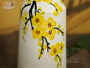 Lọ hoa men kem dáng miệng thon vẽ hoa Mai vàng, cao 15cm