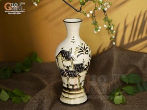 Lọ hoa men kem dáng thon vẽ Phố Cổ nâu, cao 26cm