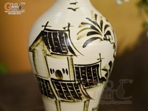 Lọ hoa men kem dáng thon vẽ Phố Cổ nâu, cao 26cm