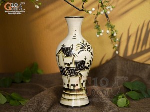 Lọ hoa men kem dáng thon vẽ Phố Cổ nâu, cao 26cm
