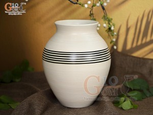 Lọ hoa men kem dáng vò cao vẽ kẻ sóng, cao 24cm