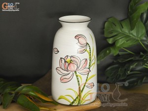 Lọ hoa men kem miệng loe vẽ hoa sen, cao 15cm