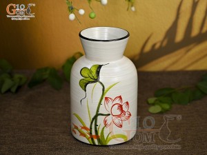Lọ hoa men kem miệng loe vẽ hoa Sen đỏ, cao 23cm