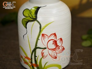 Lọ hoa men kem miệng loe vẽ hoa Sen đỏ, cao 23cm