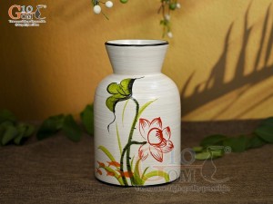 Lọ hoa men kem miệng loe vẽ hoa Sen đỏ, cao 13cm
