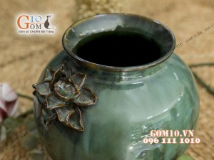 Lọ hoa men ngọc dáng vò, đắp nổi bông sen, cao 21cm