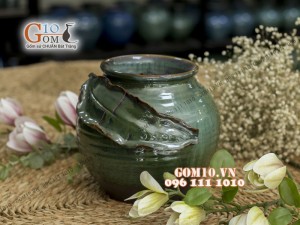 Lọ hoa men ngọc dáng vò, đắp nổi chiếc lá - cao 20cm