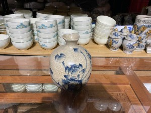 Lọ hoa men rạn miệng lượn, họa tiết hoa sen, cao 18cm