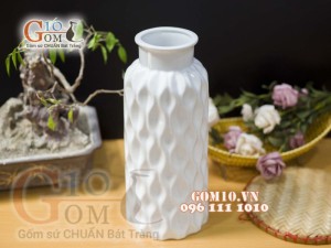Lọ hoa men trắng dáng xoắn dứa cổ thẳng, cao 30cm