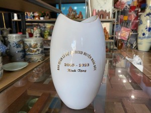 Lọ hoa men trắng vẽ Sen vàng kim cao 23cm, in logo hàng dư