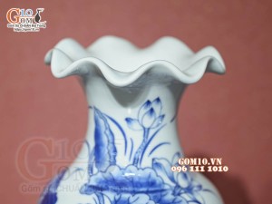 Đôi lọ hoa miệng lượn men lam cổ vẽ Sen Cát Tường, cao 32cm