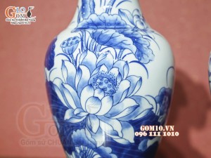 Đôi lọ hoa miệng lượn men lam cổ vẽ Sen Cát Tường, cao 32cm